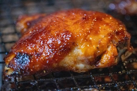Téléchargez les photos : Cuisse de poulet BBQ au four garnie de sauce - en image libre de droit