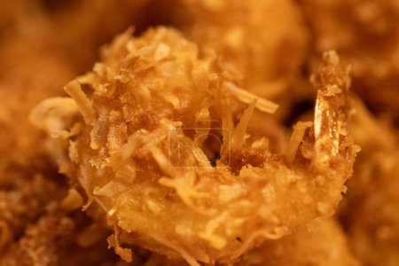 Téléchargez les photos : Gros plan sur les crevettes à la noix de coco qui viennent d'être frites - en image libre de droit