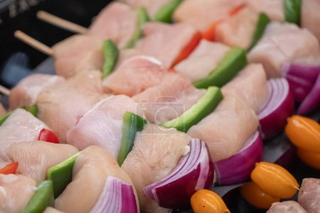 Brochettes de poulet aux légumes prêtes à cuire