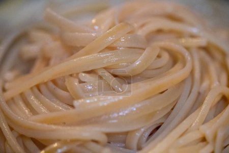 Téléchargez les photos : Nouilles aux spaghettis cuites sans sauce - en image libre de droit