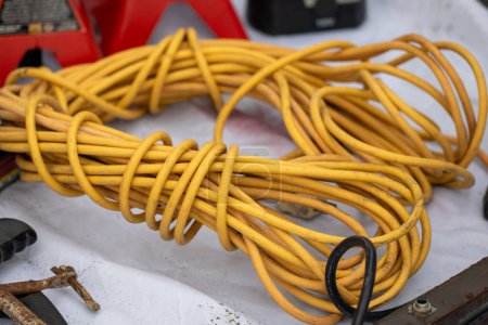 Foto de Extensiones de cables enrollados en un taller - Imagen libre de derechos