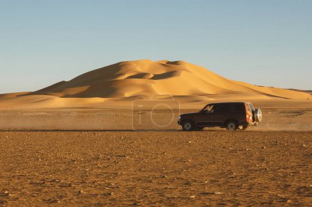 Foto de Libia desierto 4x4 coche - Imagen libre de derechos