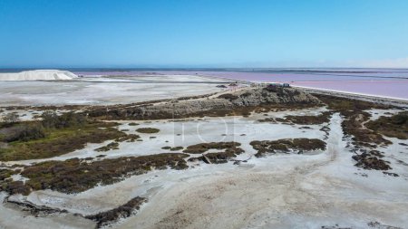 Becken mit rotem, salzreichem Wasser, Touristenattraktion der Salinen Giraud im regionalen Naturpark Camargue in der Provence. helle Farben, die von einer Drohne aufgenommen wurden. sehr salzhaltiges Wasser, das im Sommer von Touristen besucht wird. Natürliche Landschaft der Salzwiesen