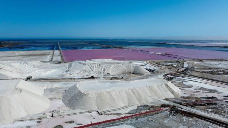 Ein riesiges Salzlager in Frankreich, gefilmt von einer Drohne. Salin du Giraud im regionalen Naturpark Camargue in der Provence. Zur französischen Lebensmittelindustrie gehört die Salzproduktion mit Salinen im Mittelmeerraum. weiße Salzberge aus der Luft gesehen