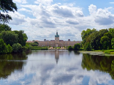 Foto de Charlottenburg Palace está situado en la parte occidental de Berlín y está incrustado en un hermoso jardín. - Imagen libre de derechos