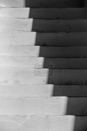 Téléchargez les photos : Ombres contrastées sur un escalier de concreate - en image libre de droit