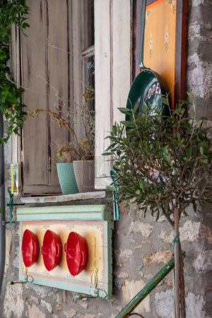 Téléchargez les photos : Restaurant traditionnel, Taverna marches avec des plantes, servant une cuisine grecque maison et des plats locaux. - en image libre de droit