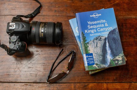 Téléchargez les photos : Exeter UK. 25-10-23. Parcs nationaux Yosemite Sequoia et Kings Canyon image de planification de voyage et de voyage. Guide de recherche vacances et vacances. Planète solitaire livre sur le bureau. - en image libre de droit