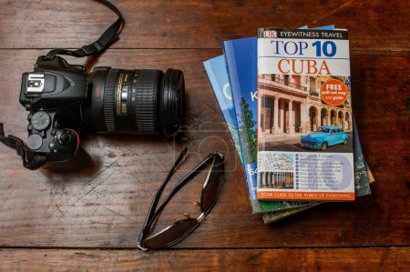 Téléchargez les photos : Exeter UK. 25-10-23. Cuba voyage et voyage planification image. Guide de recherche vacances et vacances. Livre de planète solitaire. - en image libre de droit