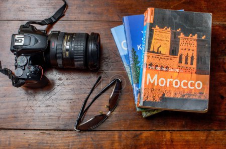 Téléchargez les photos : Exeter UK. 25-10-23. Maroc voyage et voyage planification image. Guide de recherche vacances et vacances. Livre de planète solitaire. - en image libre de droit