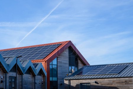 Téléchargez les photos : Énergie et électricité, panneaux solaires, toit monté par une journée ensoleillée. Économies d'énergie renouvelables, concept d'exploitation. - en image libre de droit
