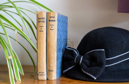 Foto de Exeter UK. 02-13-24. Pequeñas mujeres, las buenas esposas son una novela de madurez escrita por la novelista estadounidense Louisa May Alcott. - Imagen libre de derechos