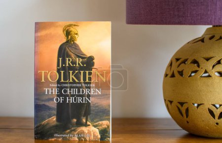 Foto de Exeter UK. 02-13-24. The Children of Hrin book by the author J. R. R. Tolkien. Uno de los tres "grandes cuentos" de Tolkien ambientado en la Primera Edad de la Tierra Media. espacio de copia. - Imagen libre de derechos