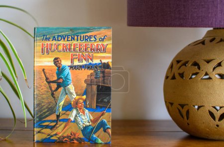 Foto de Exeter UK. 02-13-24. Adventures of Huckleberry Finn es una novela del escritor estadounidense Mark Twain. Libro de cuentos para niños - Imagen libre de derechos