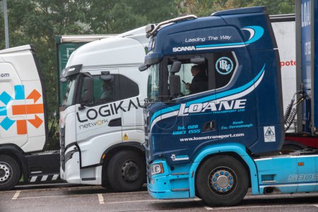 Foto de Exeter, Devon, Reino Unido. 10-02-23. Camiones estacionados en una estación de servicio en una mañana sombría. Los conductores se sientan en su cabina. - Imagen libre de derechos
