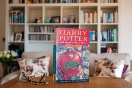 Foto de Ideford, Devon, Reino Unido. 15 de abril de 2023. Harry Potter y los filósofos piedra, por J K Rowling. La imagen se coloca sobre un fondo de librería suavemente enfocado. Enfoque selectivo en la portada. - Imagen libre de derechos