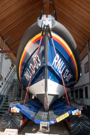 Foto de Exmouth, Devon, Reino Unido. 28 de febrero de 2023. Estación de botes salvavidas RNLI con un bote salvavidas listo para ser desplegado. Imagen de colores brillantes tomada en un gran ángulo para el efecto. Concéntrate en el arco. - Imagen libre de derechos