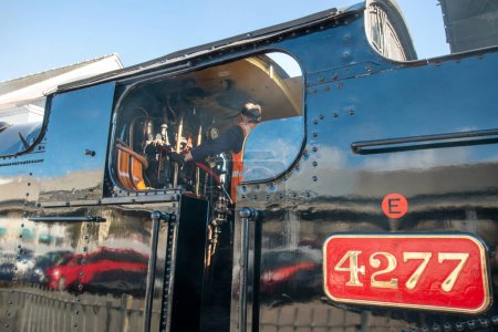Téléchargez les photos : Paignton, Devon, uk. 22 février 2023. Le mécanicien du train à vapeur de Dartmouth prépare le train. Concentrez-vous sur l'ingénieur. Torbay tourisme. Train à vapeur ferroviaire. - en image libre de droit