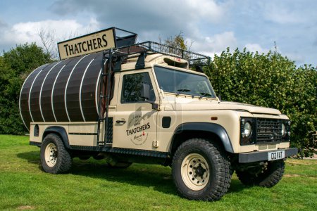 Foto de Banwell, Somerset Norte, Reino Unido. 22 de septiembre de 2022. Sidra Thatchers Land Rover Defender. Vehículo todoterreno 4X4 con un barril de madera Thatchers Cider en la parte posterior. Robusto coche de tracción en las cuatro ruedas.Alcohol. - Imagen libre de derechos