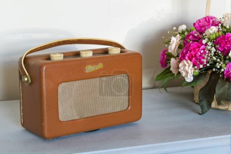 Foto de Paignton, Devon, Reino Unido. 25 de agosto de 2022. Roberts Radio R200 radio vintage. Radio de cuero marrón antiguo clásico con línea de sintonía analógica. R200 producido a partir de 1937 con un sonido rico en calidad. - Imagen libre de derechos