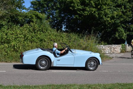 Téléchargez les photos : Powderham, Devon, RU. 9 juillet 2022. Voiture classique Triumph TR3 en bleu pâle. Open top sportive voiture rare conduite le long d'une route de campagne. Roues de fil ajouter à l'aspect élégant de cette voiture souhaitable. - en image libre de droit