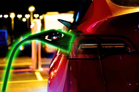Foto de Un vehículo eléctrico EV con un cable de carga brillante conectado. Un eco resplandor verde irradia desde el cable de carga que significa poder ser transferido al automóvil. - Imagen libre de derechos