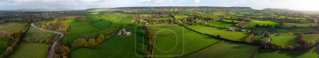 Téléchargez les photos : Paysage panoramique aérien de la campagne anglaise. Champs verts et collines vallonnées avec fermes et la rivière Otter en vue. Paysage Devon. - en image libre de droit