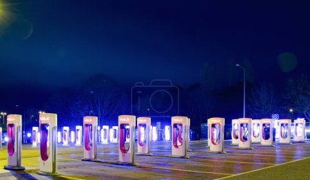 Foto de Exeter, Devon, Reino Unido. 02-04-24. Estaciones de carga de vehículos eléctricos Tesla por la noche. Imagen de la nueva infraestructura de carga de vehículos eléctricos - Imagen libre de derechos