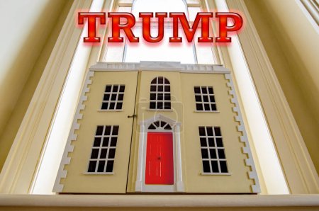 TRUMP. Politisches Konzeptbild mit dem Wort TRUMP in rot über einem Musterhaus mit roter Tür. Bild Präsidentschaftswahl 2024. Selektive Fokussierung auf die Oberseite der Tür. 