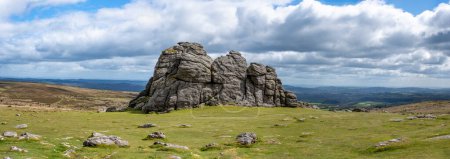 Haytor Rock en Dartmoor en Inglaterra. Imagen panorámica que muestra el monumento de granito tomado en un parque nacional de Devonshire. 