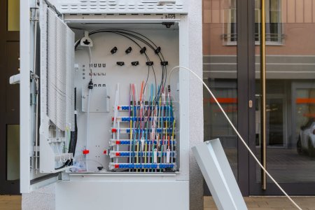 Téléchargez les photos : Armoire de distribution de câbles à fibre optique. Il est ouvert et vous pouvez voir la fibre colorée à l'intérieur - en image libre de droit