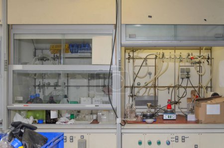 Cámara de desecación en un laboratorio de estudiantes. La cámara contiene mezcladores magnéticos y otros equipos. Muestra la rutina diaria en un entorno natural.