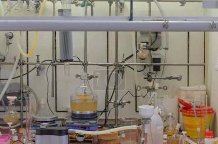 Uso de gas inerte en un laboratorio químico. Ambiente rutinario. Frascos, tuberías y otros equipos de laboratorio.