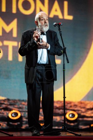 Foto de Mike Leigh, ganador de la Palme d 'or, recibe el duque de oro de Lifetime Achievement en el 10º Festival Internacional de Cine de Odesa - Imagen libre de derechos