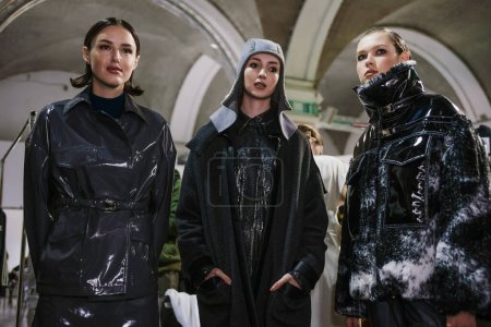 Foto de Modelos detrás del escenario espectáculo VOROZHBYT ZEMSKOVA durante la Semana de la Moda Ucraniana Otoño-Invierno 2022-2023 - Imagen libre de derechos