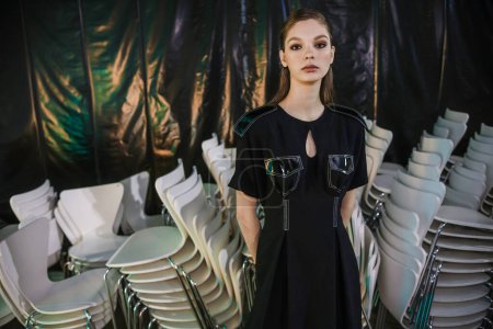 Téléchargez les photos : Un mannequin dans les coulisses du défilé VOROZHBYT ZEMSKOVA durant la Fashion Week ukrainienne Automne-Hiver 2022-2023 - en image libre de droit