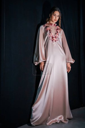 Téléchargez les photos : Un mannequin posant dans les coulisses IRYNA DIL show pendant la Fashion Week ukrainienne Automne-Hiver 2022-2023 - en image libre de droit