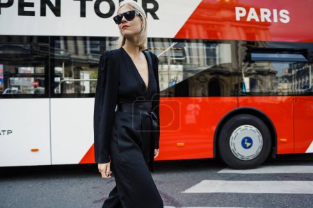 Foto de Linda Tol visto fuera del show de STELLA McCARTNEY, durante la Semana de la Moda de París Ropa de mujer Primavera / Verano 2020. - Imagen libre de derechos