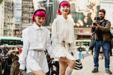 Téléchargez les photos : Ami Suzuki et Aya Suzuki tweens vus devant le défilé STELLA McCARTNEY, lors de la Fashion Week Printemps / Eté 2020 à Paris. - en image libre de droit