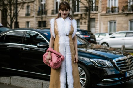 Téléchargez les photos : Emma Ashman pose devant le MIU MIU show, lors de la Fashion Week Paris Femme Automne / Hiver 20-21. - en image libre de droit