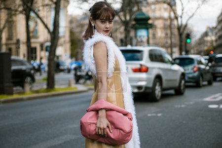 Foto de Emma Ashman posa fuera del espectáculo MIU MIU, durante la Semana de la Moda de París Ropa Mujer Otoño / Invierno 20-21. - Imagen libre de derechos