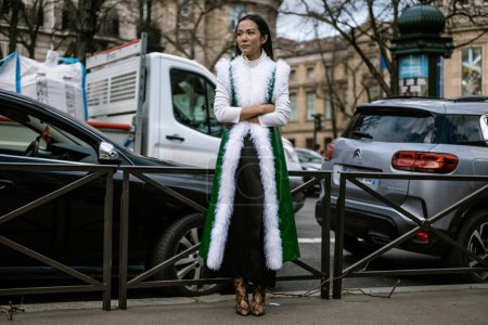 Foto de Yoyo Cao visto fuera del espectáculo MIU MIU, durante la Semana de la Moda de París Ropa de mujer Otoño / Invierno 20-21. - Imagen libre de derechos