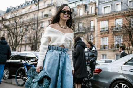 Téléchargez les photos : Une invitée vue à l'extérieur du MIU MIU, lors de la Fashion Week Paris Femme Automne / Hiver 20-21 - en image libre de droit