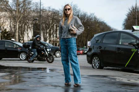 Téléchargez les photos : Charlotte Groeneveld vue à l'extérieur du défilé CHANEL, lors de la Fashion Week Paris Femme Automne / Hiver 20-21. - en image libre de droit