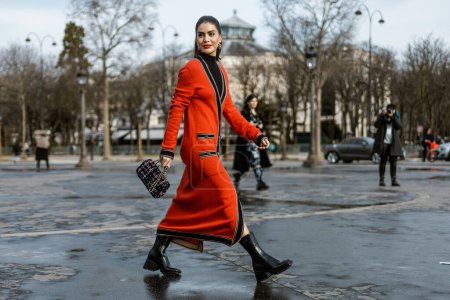 Foto de Camila Coelho vista fuera del show de CHANEL, durante la Semana de la Moda de París Ropa Mujer Otoño / Invierno 20-21. - Imagen libre de derechos