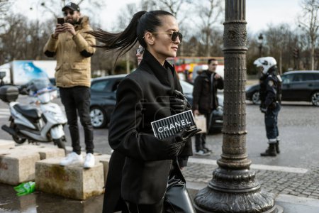 Foto de Anna Rosa Vitiello corriendo para el show de CHANEL, durante la Semana de la Moda de París Ropa Mujer Otoño / Invierno 20-21. - Imagen libre de derechos
