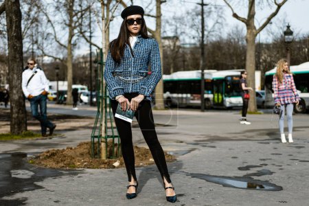 Téléchargez les photos : Evangelie Smyrniotaki vue à l'extérieur du défilé CHANEL, pendant la Fashion Week de Paris Vêtements Femme Automne / Hiver 20-21. - en image libre de droit