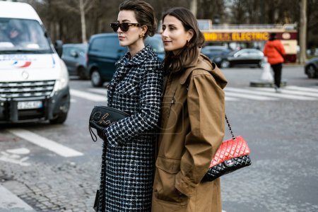 Foto de Sylvia y Julia Haghjoo vistas fuera del show de CHANEL, durante la Semana de la Moda de París Ropa de mujer Otoño / Invierno 20-21. - Imagen libre de derechos