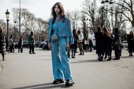 Téléchargez les photos : Street style à l'extérieur du CHANEL Show, pendant la Fashion Week Paris Femme Automne / Hiver 20-21. - en image libre de droit