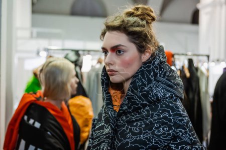 Foto de KYIV, UCRANIA - 01 DE FEBRERO DE 2019: Un modelo entre bastidores FINCH show - Semana de la Moda Ucraniana Otoño Invierno 2019-2020 - Imagen libre de derechos